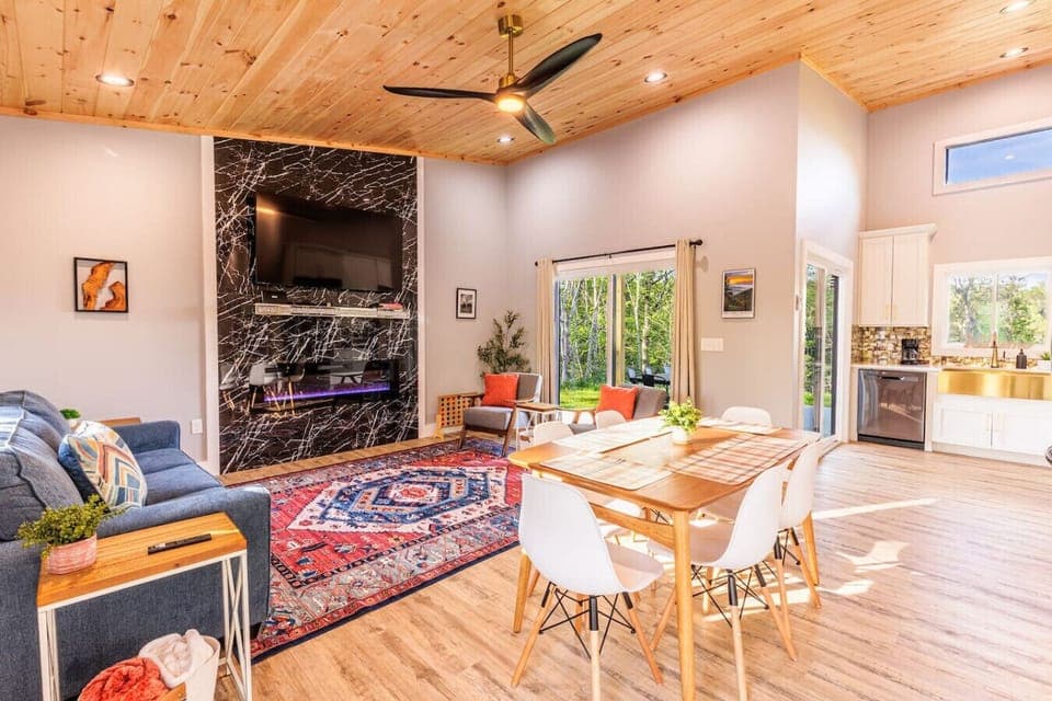 Living room with queen size pull-out sofa