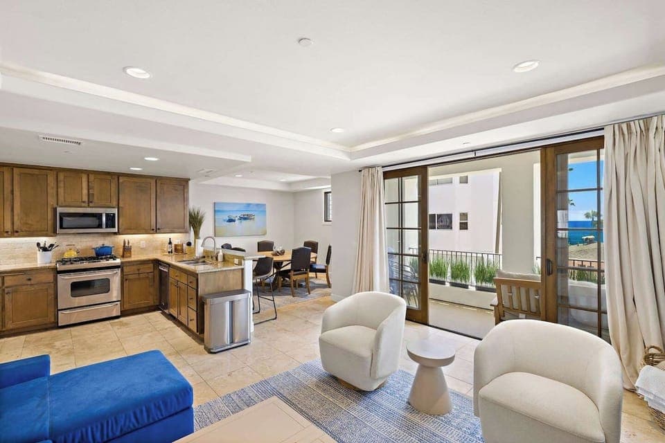 The open floorplan enables you to prepare meals for your friends and family without missing out on conversations or the view :)