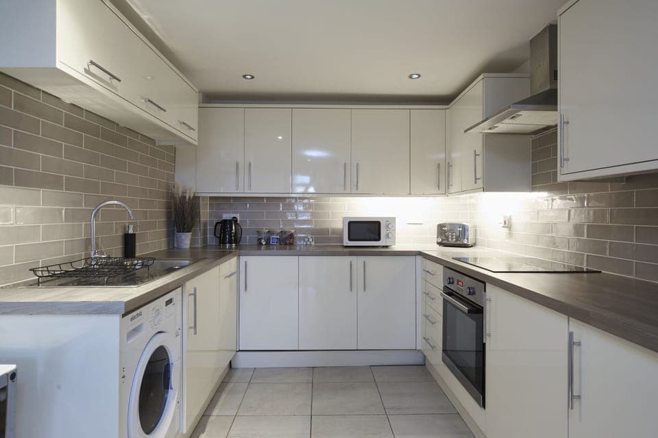 Fully Equipped Kitchen – Cook, Dine & Enjoy Your Huddersfield Stay