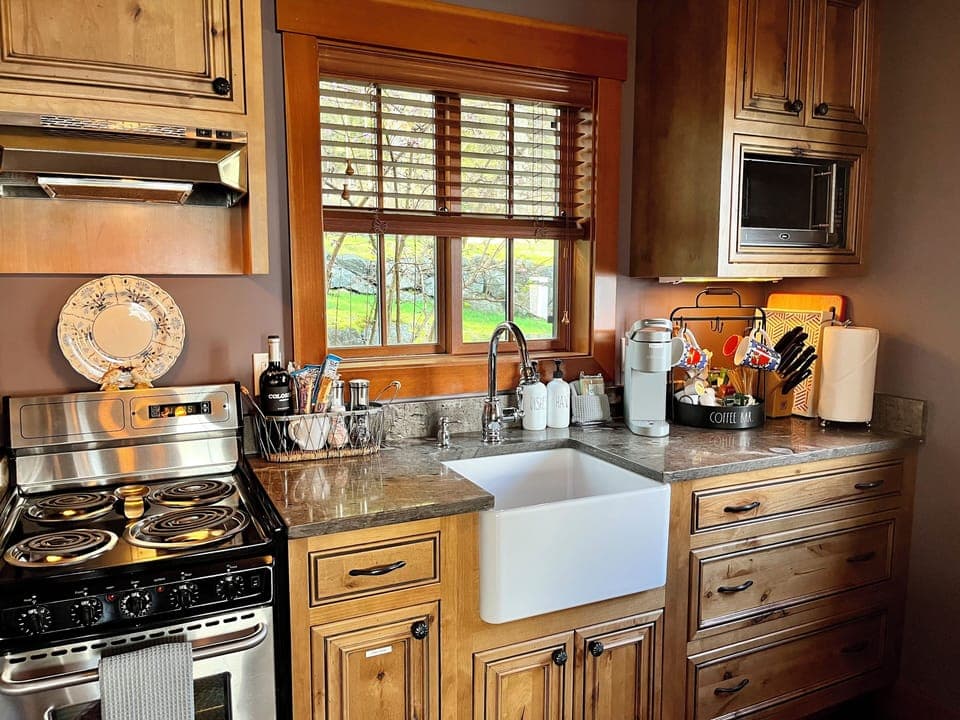 Kitchen amenities include: stovetop, oven, microwave, toaster, blender, hot water kettle, Keurig coffee maker, French press & Henckle knife set