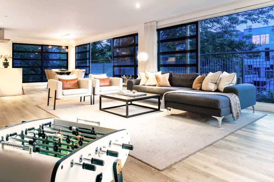 Open plav living area overlooking the trees in Leicester City Centre