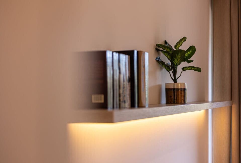 Details that create atmosphere – stylish lighting, books, greenery, and a homely touch.