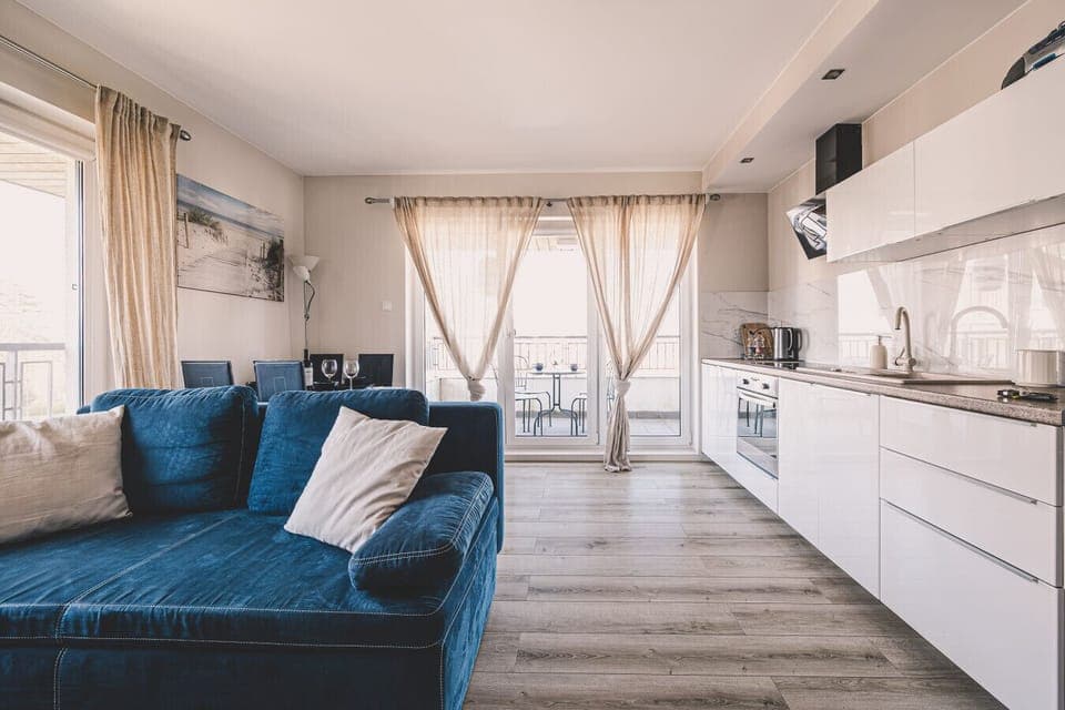 Open-plan living area combining lounge, dining, and kitchen – a smart setup for families and groups of up to 5 guests.