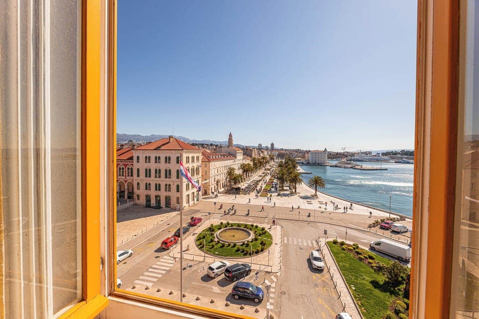 Million dollar views from all windows.