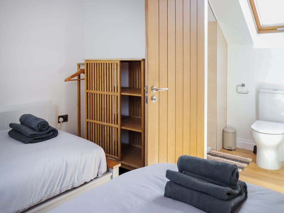 Twin bedroom | Erddyn - Sarn Faen Cottages, Tal-y-Bont, near Barmouth