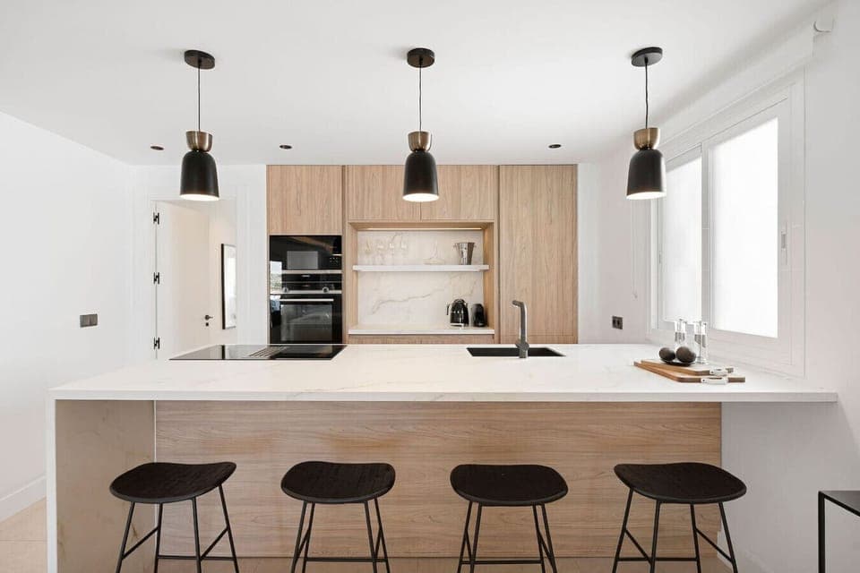 Large kitchen isle with 4 bar chairs