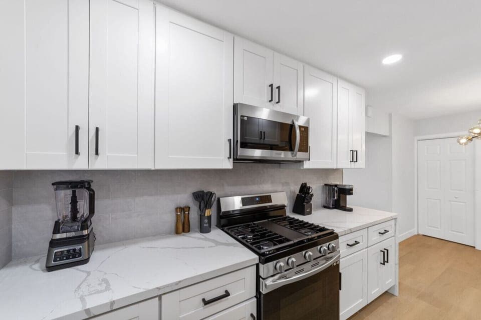 Kitchen w/ Fully Stocked Kitchen Appliances