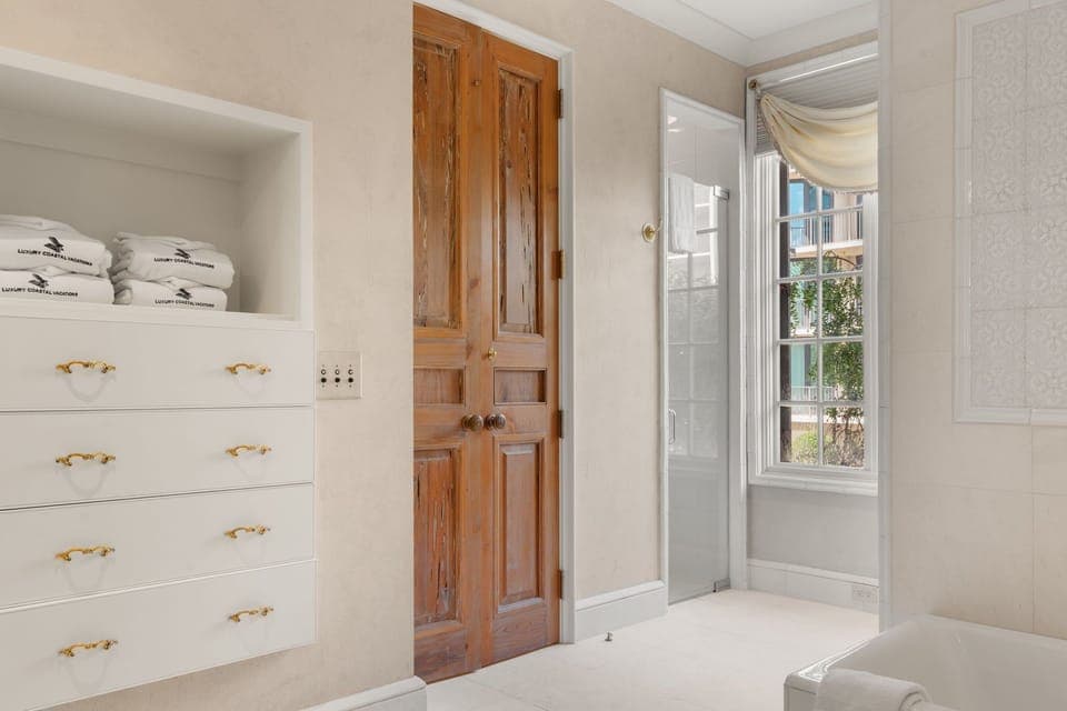 En suite Queen Bedroom (1st Floor)