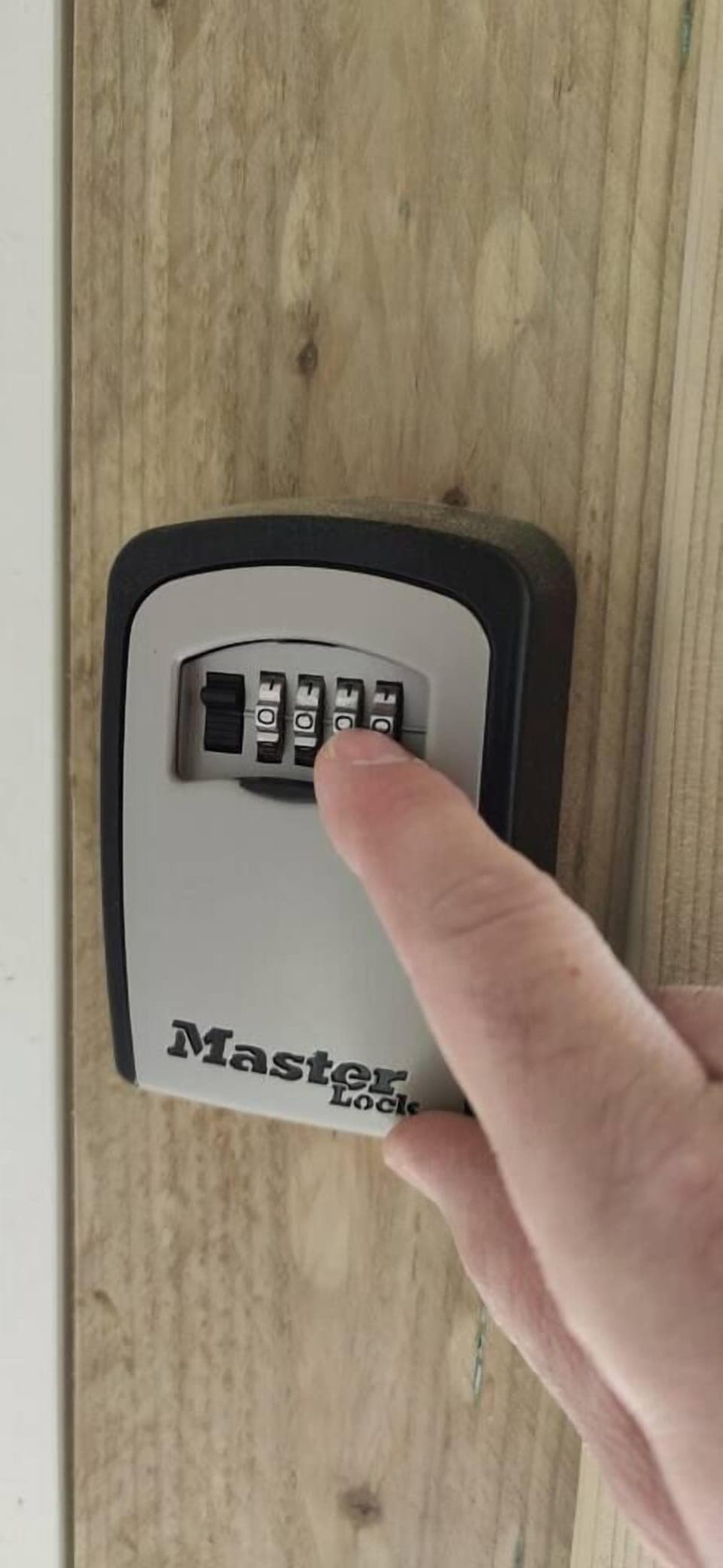 Un boitier à clé sécurisé vous permettra d'accéder à l'appartement de manière autonome, sans avoir à prévenir de votre heure exacte d'arrivée.