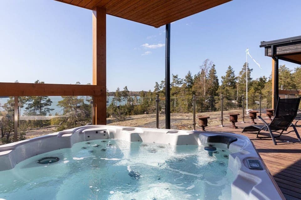 Outdoor spa tub