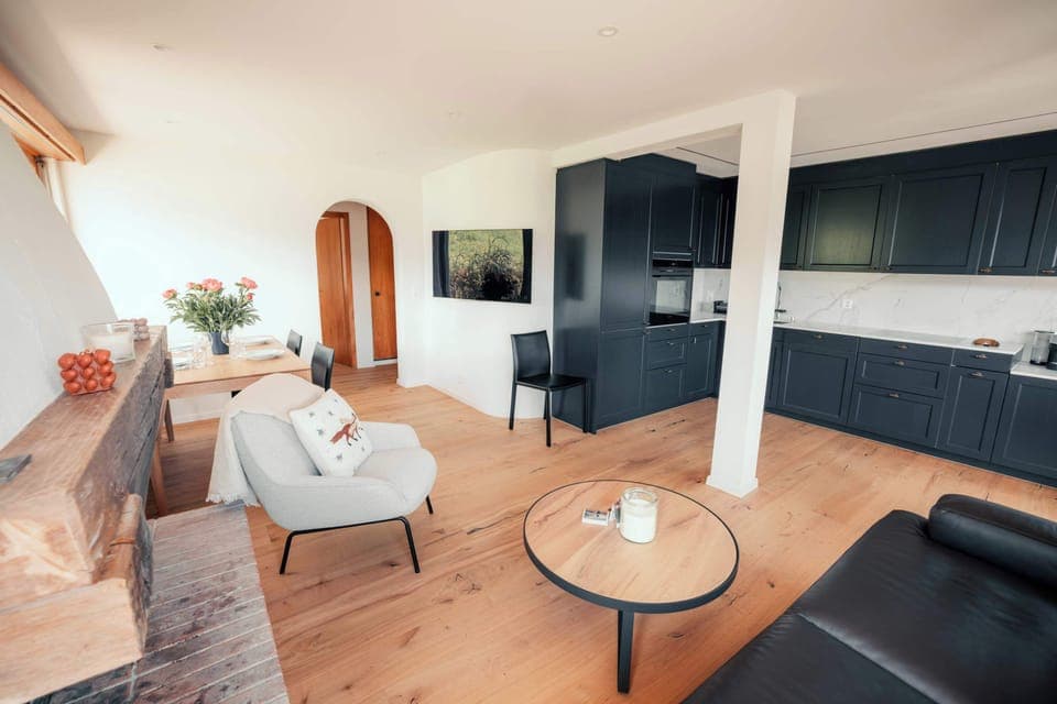 This large modern living space was made to create memories, with the state of art kitchen and flooded with natural sunlight the perfect place to kick you feet up after a great day out 