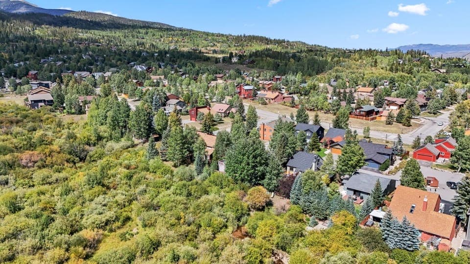Prime location - just minutes to ski slopes!