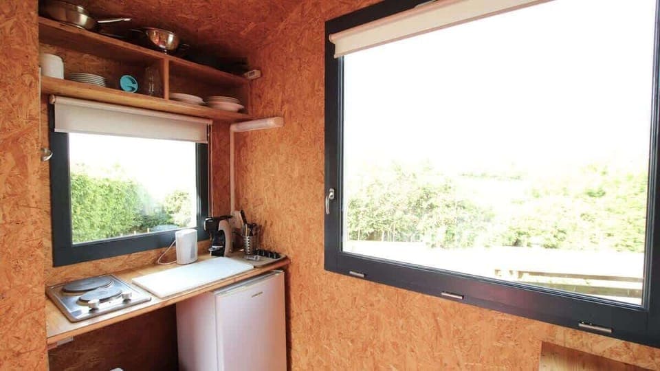 Espace cuisine, plaque de cuisson et frigo