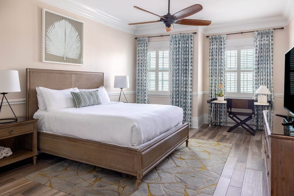 Room with 1 King bed. Views, colors and decor may vary.