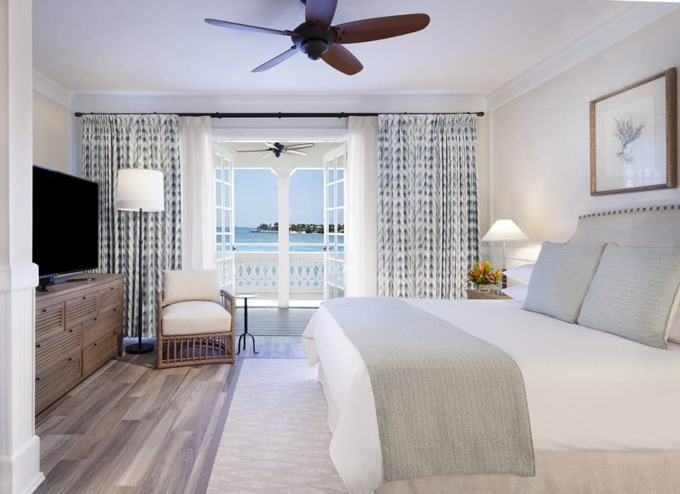 Room with 1 King bed. Views, colors and decor may vary.