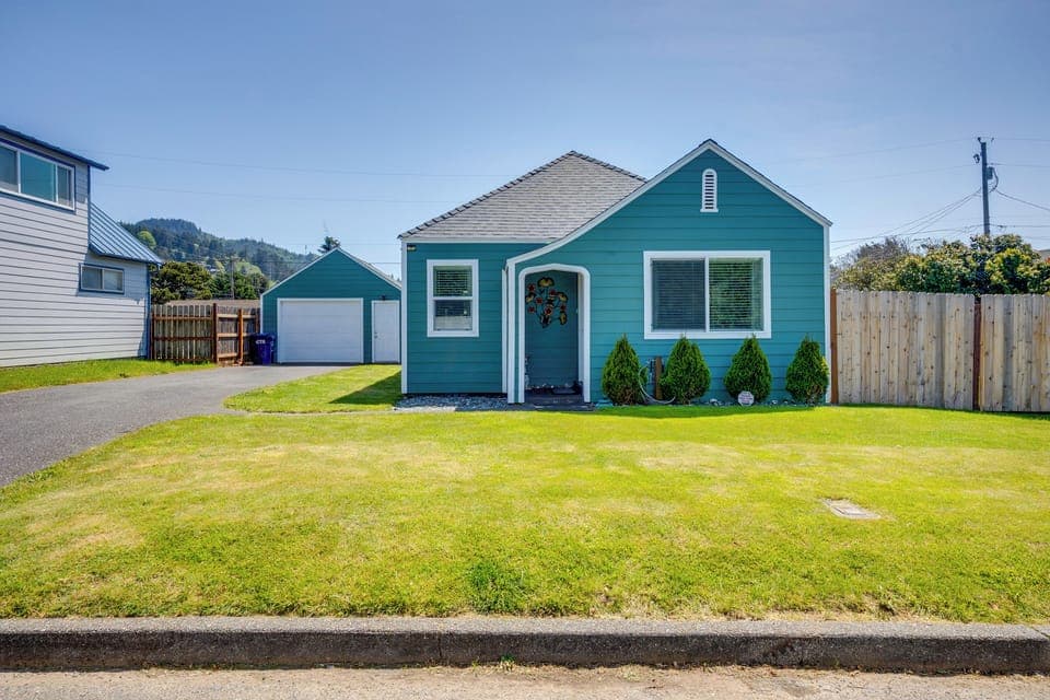 Gold Beach Vacation Rental | 2BR | 1BA | 950 Sq Ft | Steps to Enter