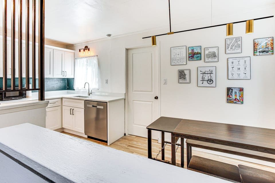 Dining Area | Dishware/Flatware Provided