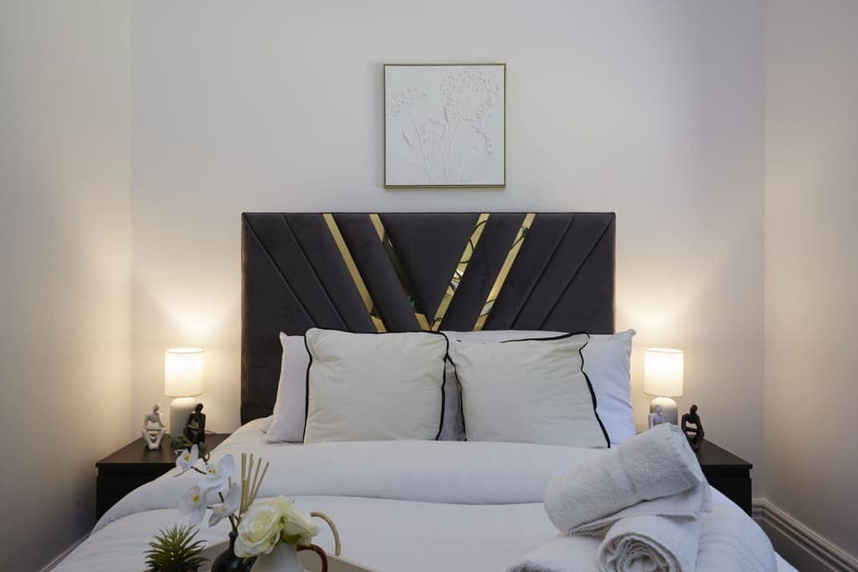 Modern Comfort in the Heart of Bradford– Your Home Away From Home