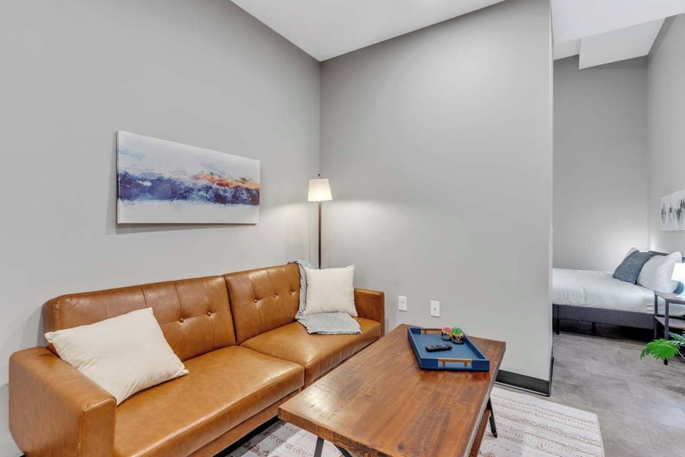 CozySuites Modern 1BR in Downtown Pitts #14