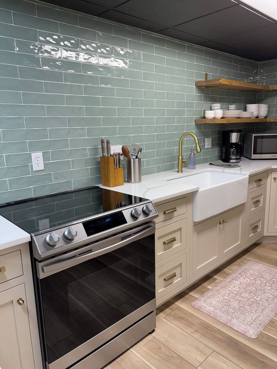 Completely renovated designer kitchen