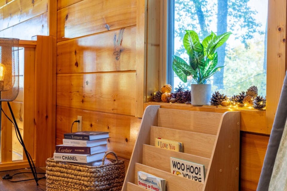Cabin 1: Living room with cozy sofas and HD TV.