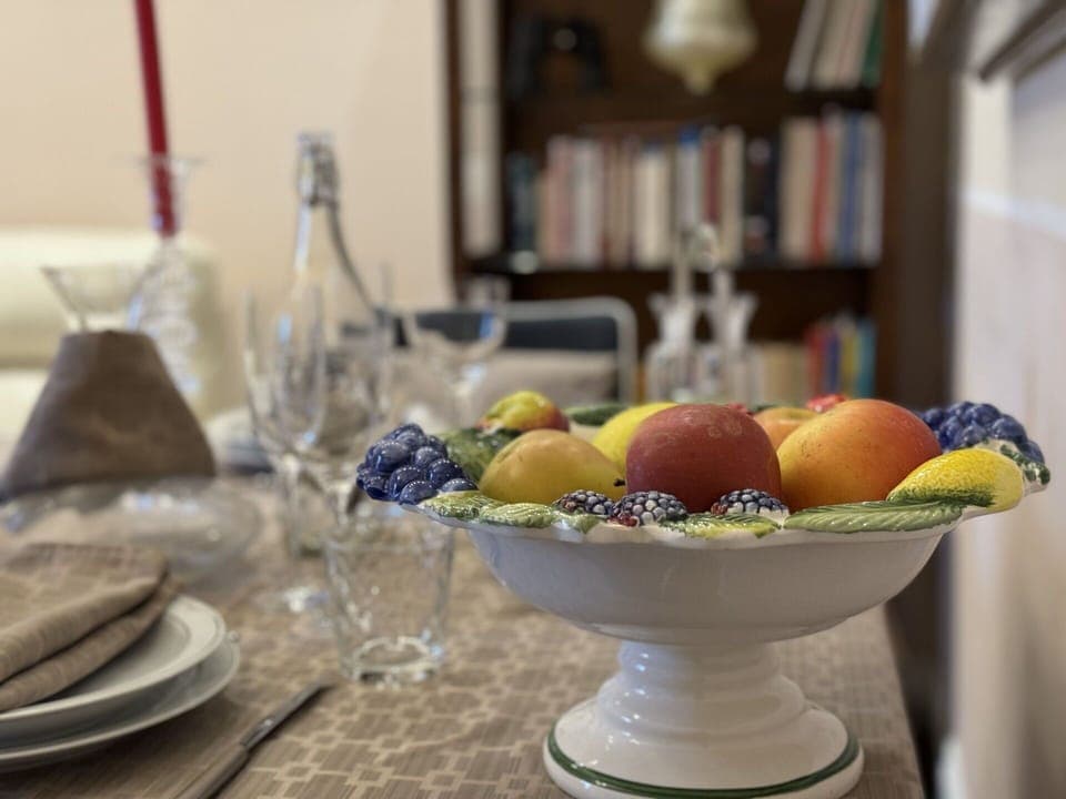 Tableware, Serveware, Table, Furniture, Dishware, Fruit, Food, Plate, Tablecloth, Drinkware