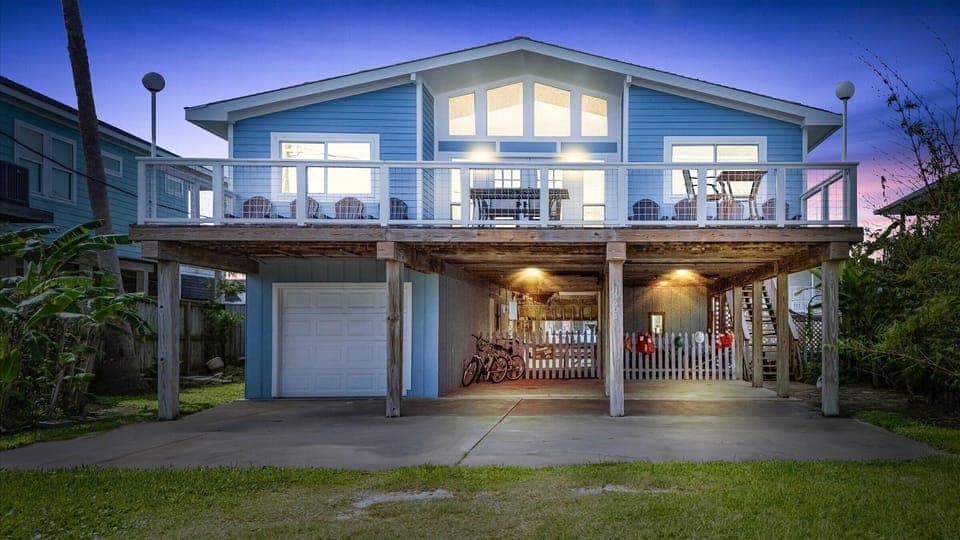 Spacious and bright amazing canal home in Jamaica Beach! Make The Bent Rod your next vacation getaway!