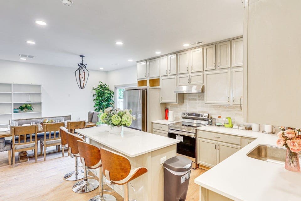 Full kitchen