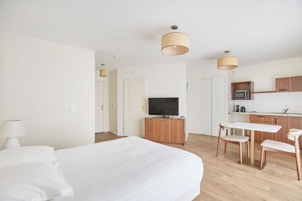 Full studio perspective with open-plan design, ideal for relaxing after a day in the city.