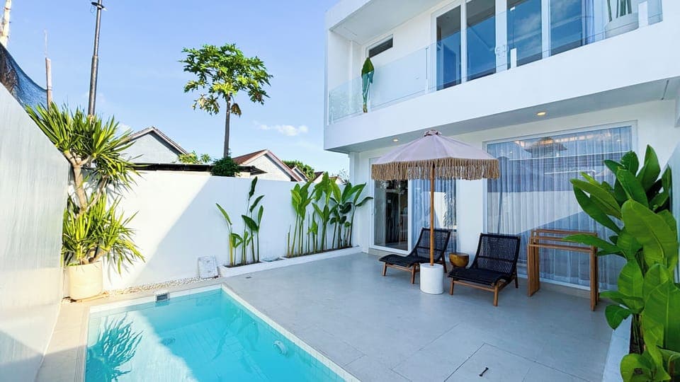 Villa Balinay – private pool with sunbeds and tropical greenery in Canggu