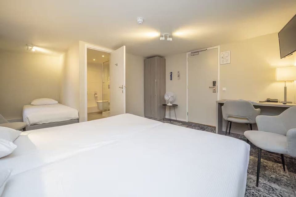 Unit with 3 Twin size beds