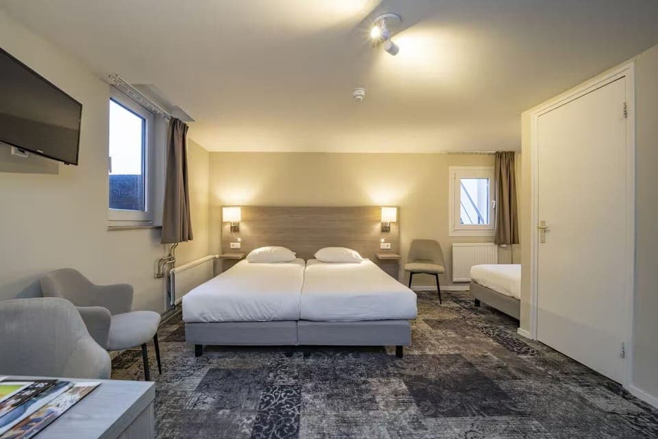 Unit with 3 Twin size beds