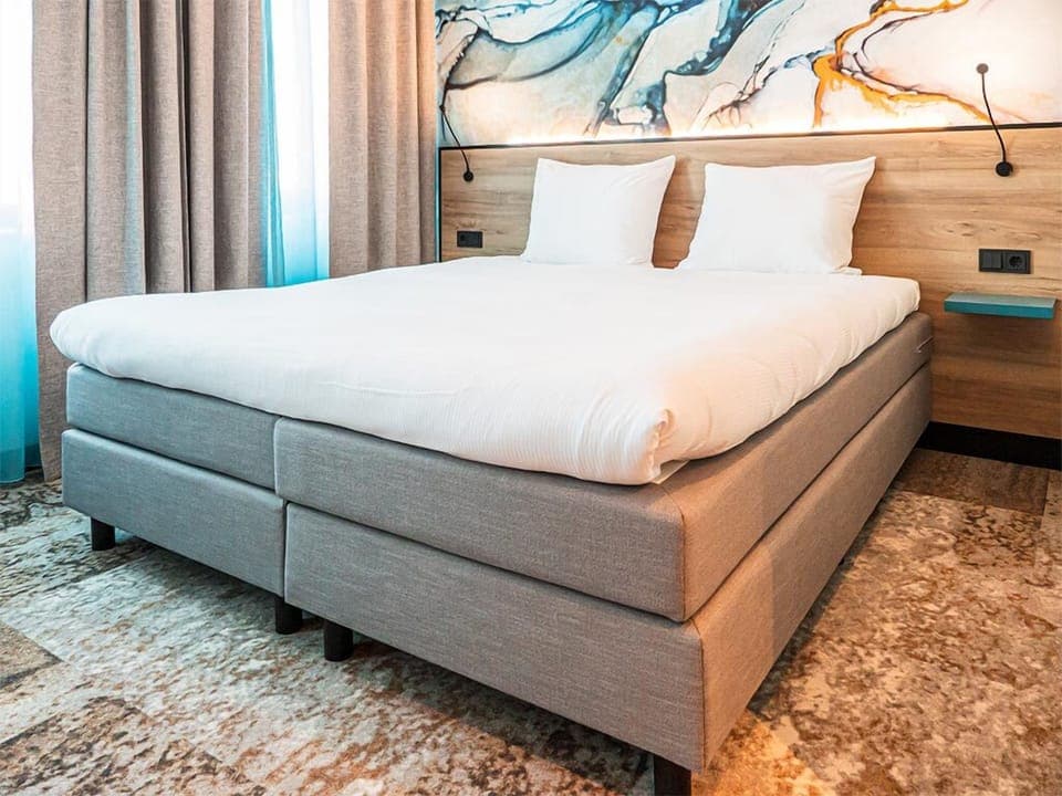 Unit with one Queen bed