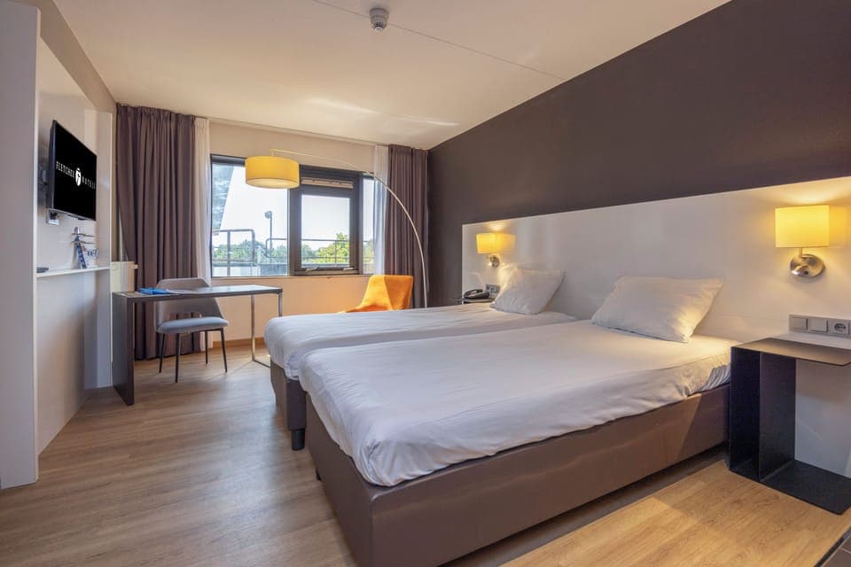 Unit with 2 twin-size beds