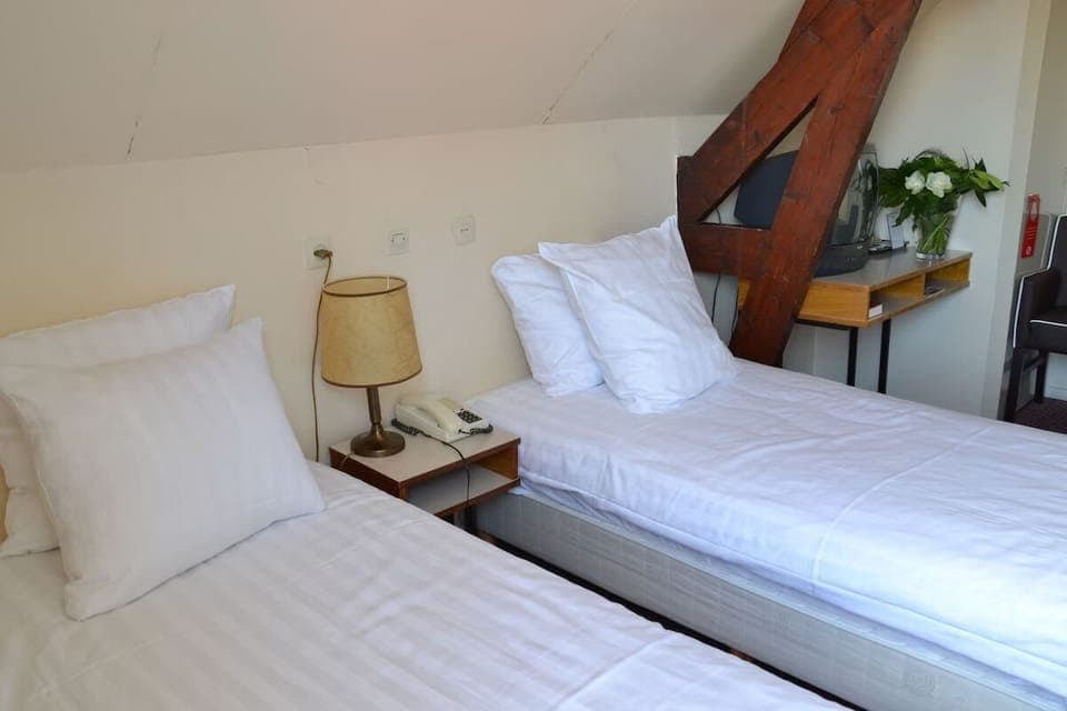 Comfortable Unit with Two Twin size beds