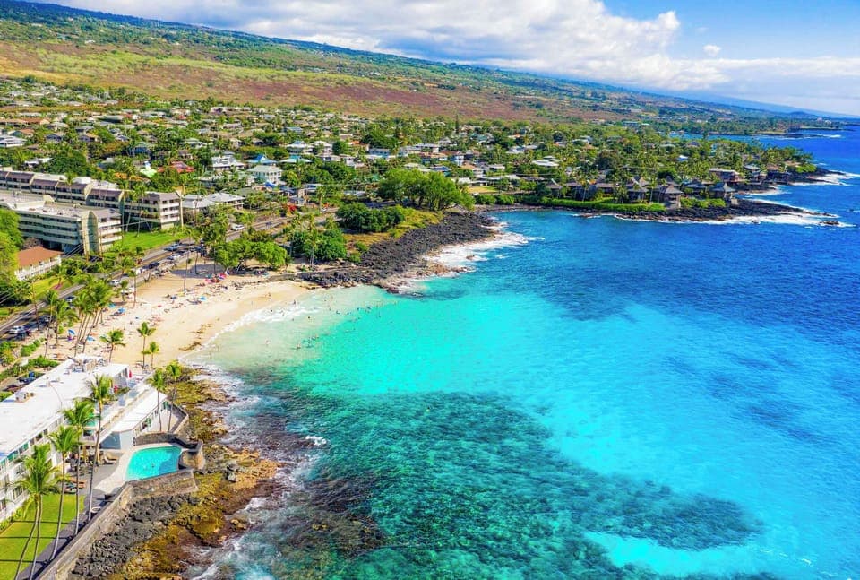 Location Near Magic Sands Beach!