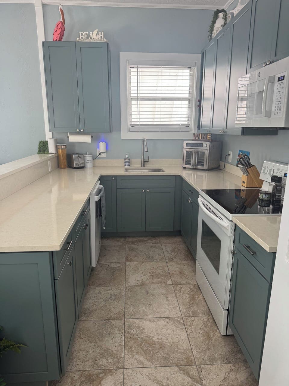 Equipped w/icemaker, dishwasher, microwave, toaster, air fryer, blender and more