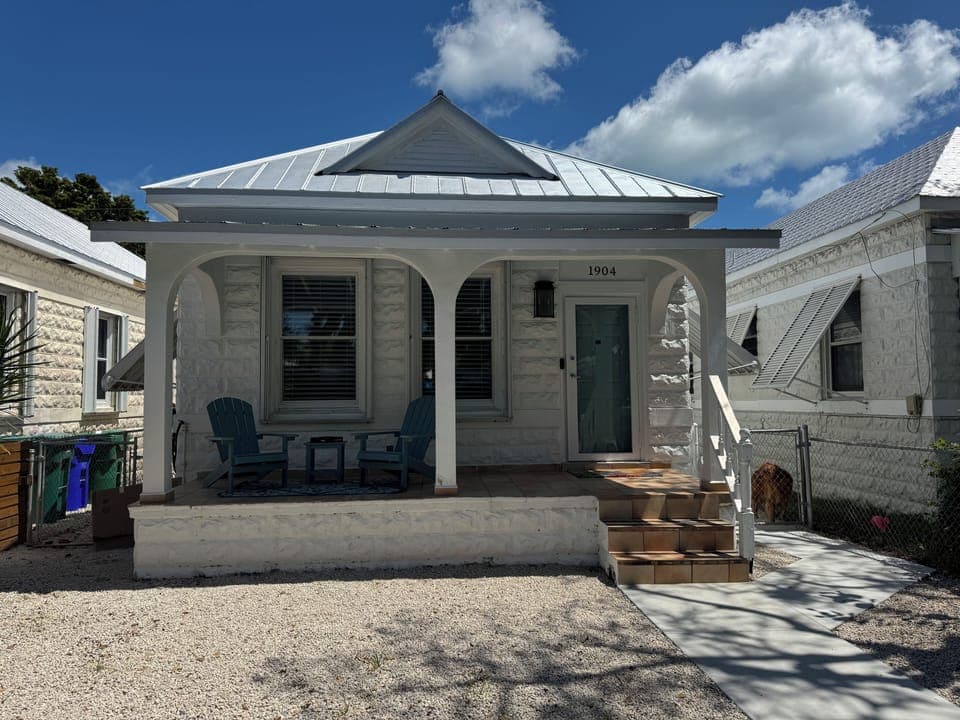 Conch Cottage, private home with fully fenced yard