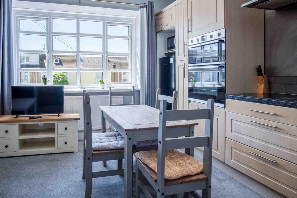 Flat 2 Brunswick - 2 Bed Economy Flat - Swansea (7314)