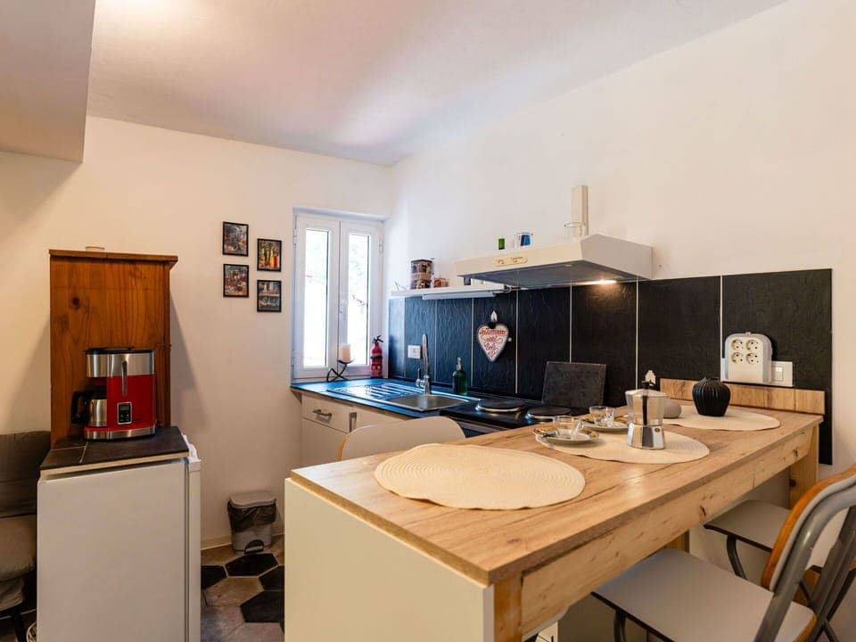 Furniture, Apartment, Chair, Balcony, Kitchen & Dining Room Table, Outdoor Furniture, Houseplant, Coffee Table