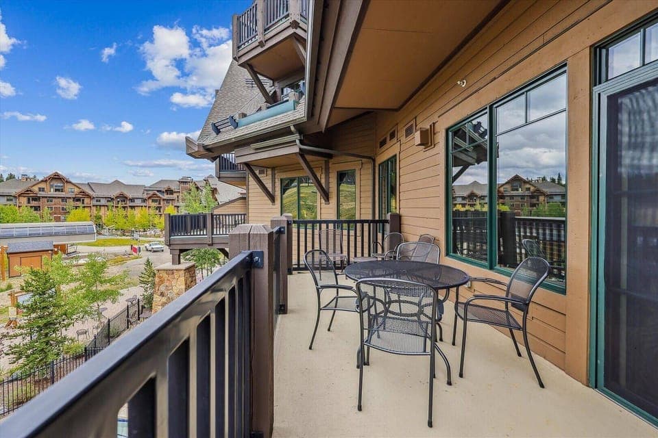 Private Balcony with Gondola Views