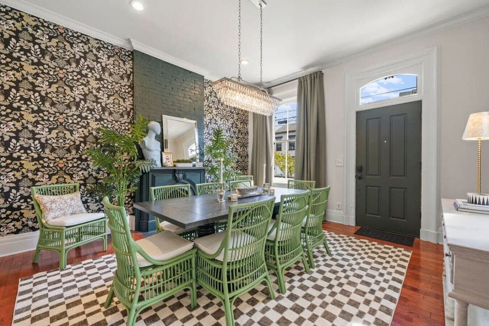 Dining Room w/ Seating for 8