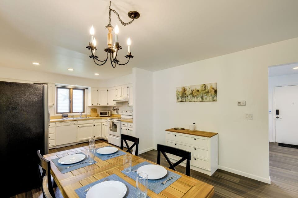 Dining Area & Kitchen | Dishware & Flatware Provided