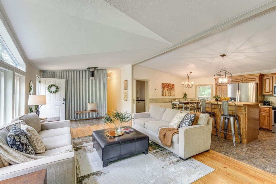 Living Room | Smart TV | Free WiFi | Central Heating & A/C