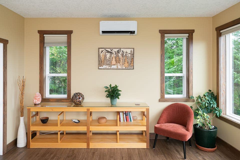 Primary Bedroom- King-size bed, ocean views, ensuite and walk in closet