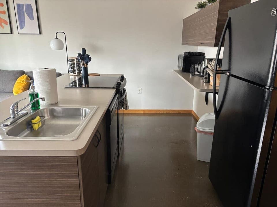 You’ll love the convenience of this fully equipped kitchen, where you can brew coffee, cook meals, or prepare snacks. The cozy layout and warm ambiance make cooking here a delightful part of your stay.