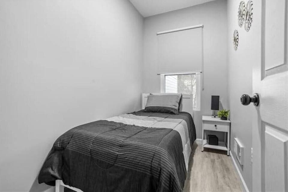 bedroom 4 with twin bed