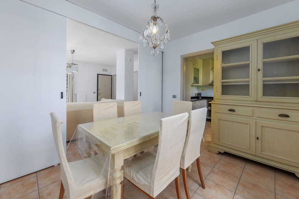 Piano Terra: Zona Pranzo Separata con Tavolo Allungabile fino a 10 Posti