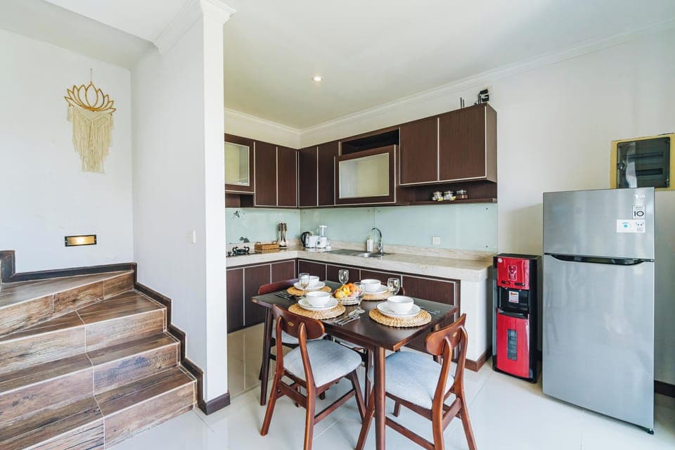 Fully equipped kitchen and dining table for 4 – Villa Griya Purnama