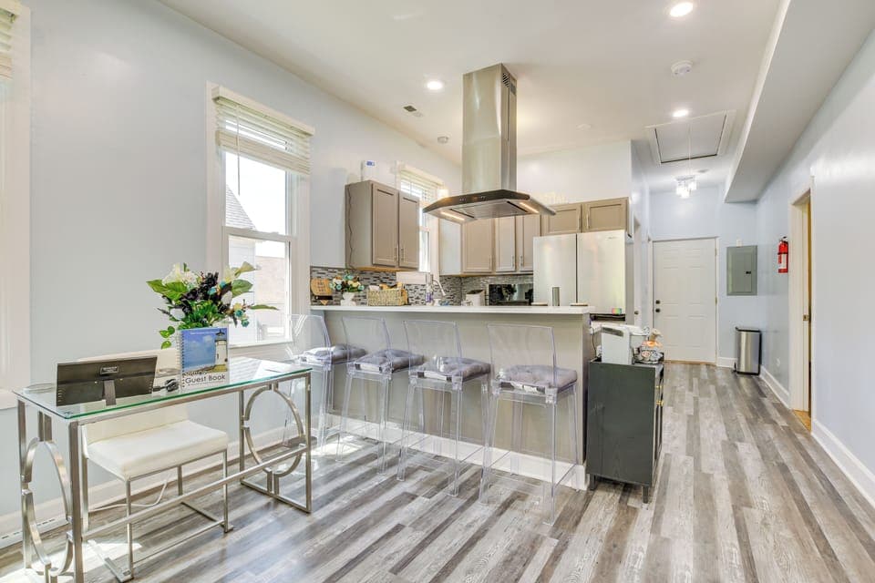 Laptop Workspace w/ Monitor | Free WiFi | Dining Bar | Kitchen